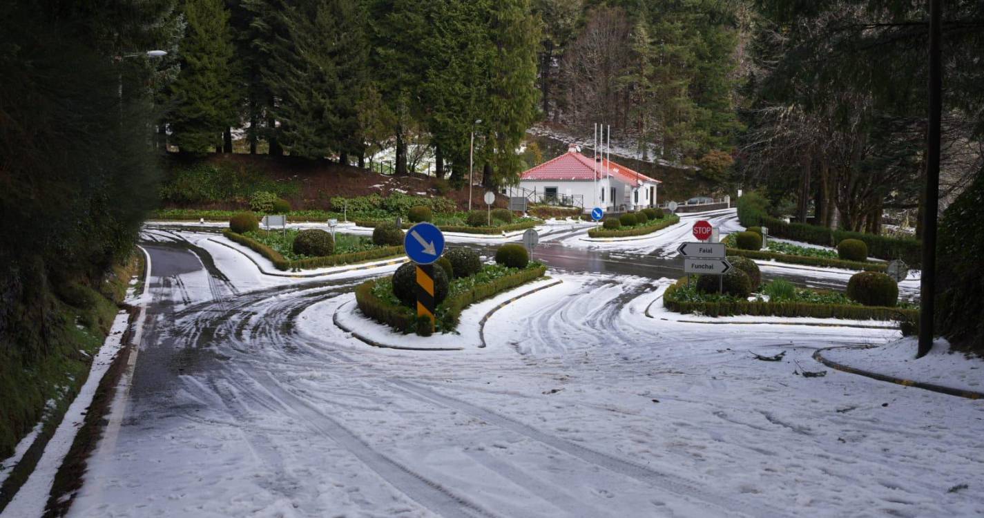 Estradas encerradas deixam curiosos a ver neve no Poiso (com fotos)