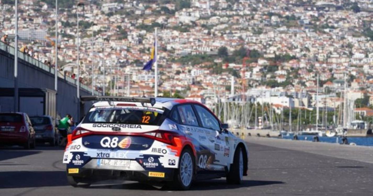 Amantes do rali acompanham Verificações Técnicas