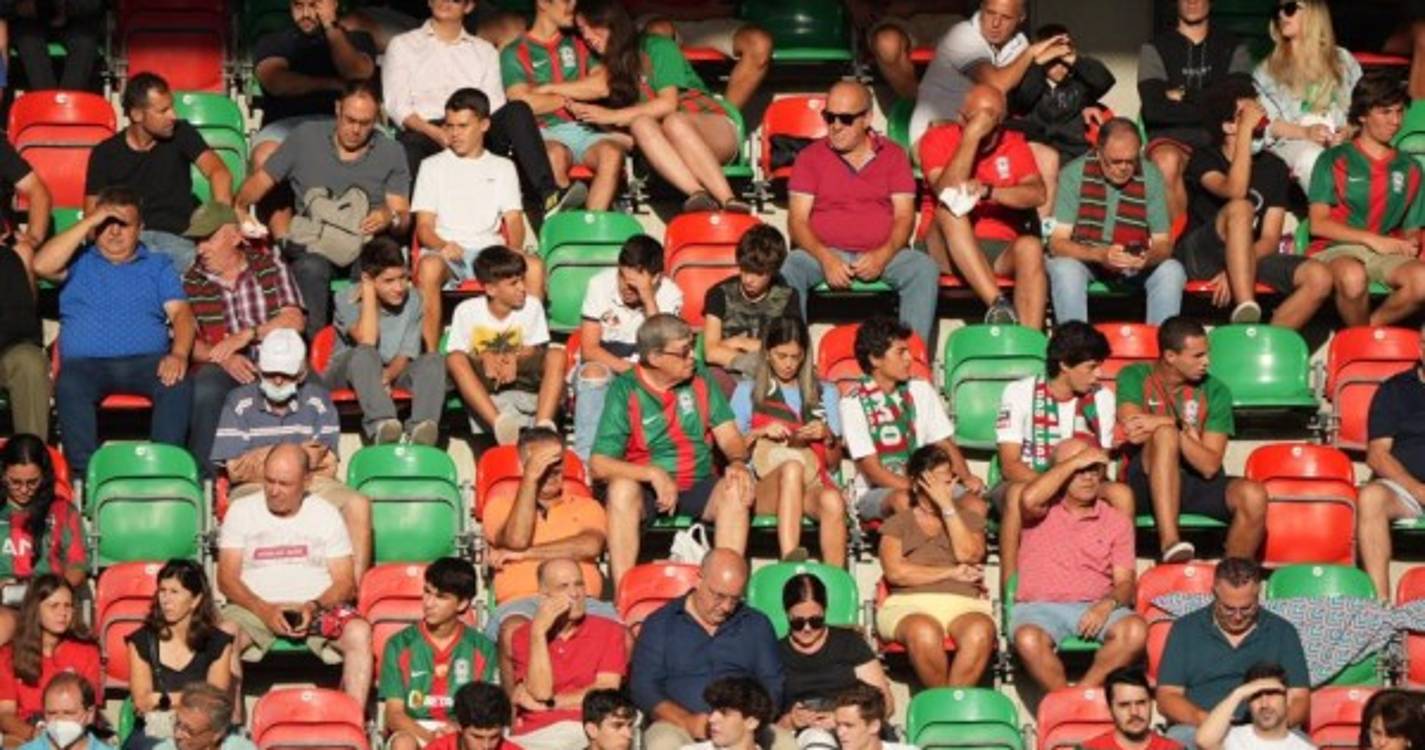 Massa humana já 'embeleza' Estádio do Marítimo