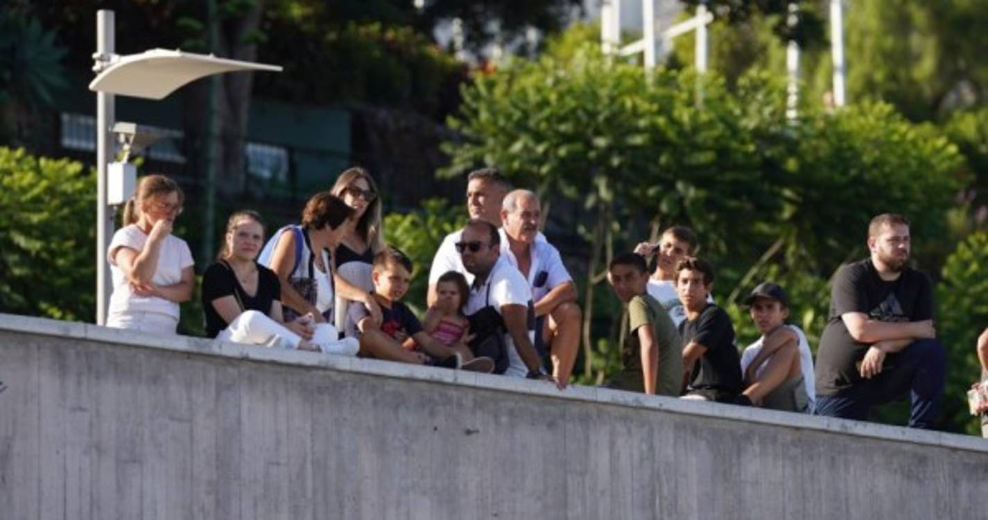 Amantes do rali acompanham Verificações Técnicas