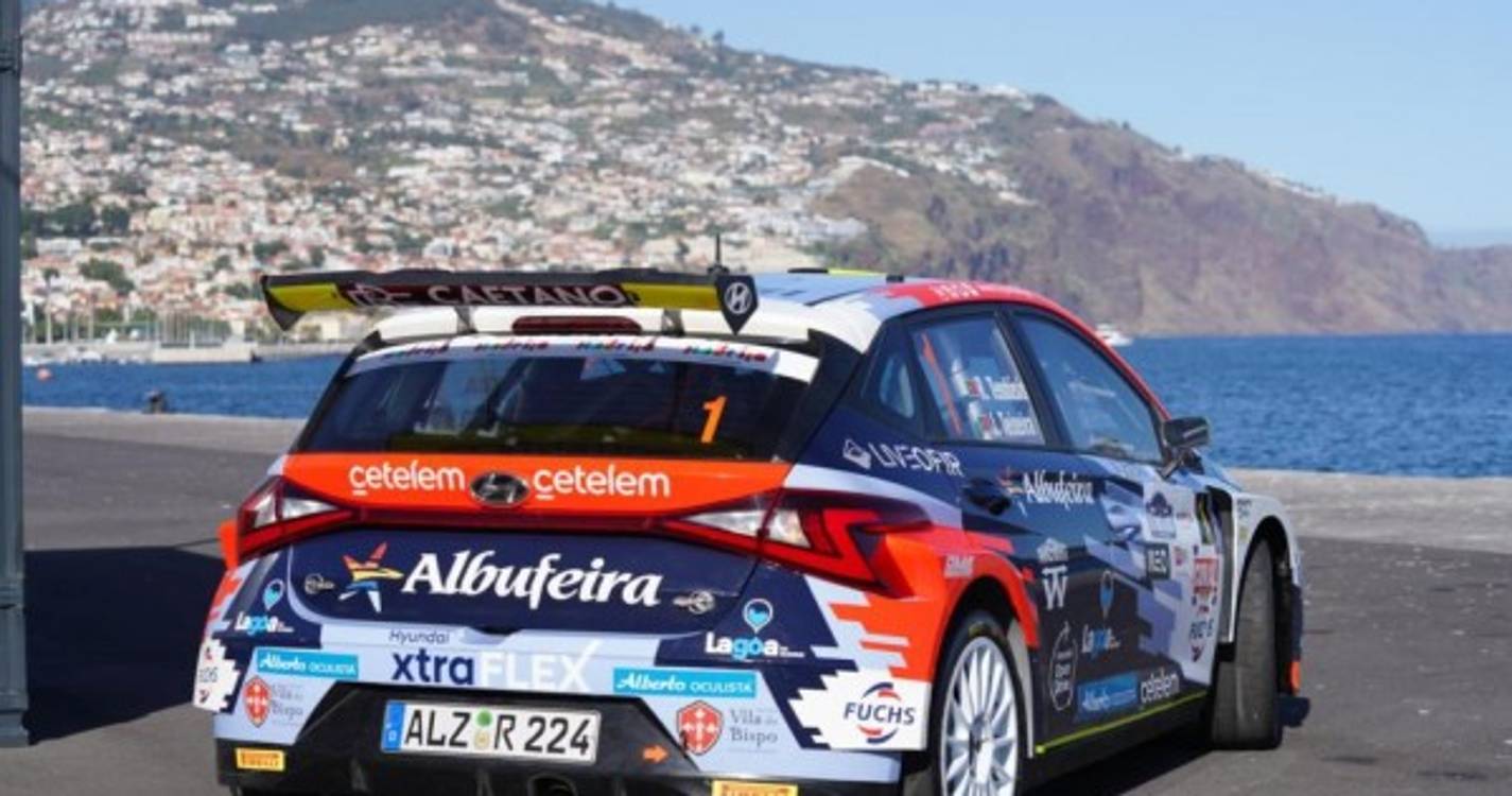 Amantes do rali acompanham Verificações Técnicas