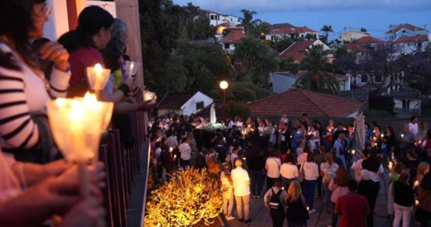 Procissão das velas percorre ruas da paróquia de Fátima