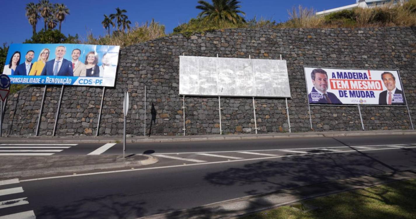 Vários cartazes por retirar em dia de eleições