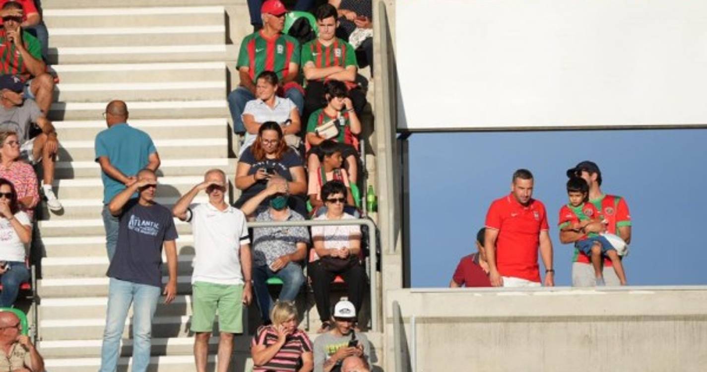 Massa humana já 'embeleza' Estádio do Marítimo