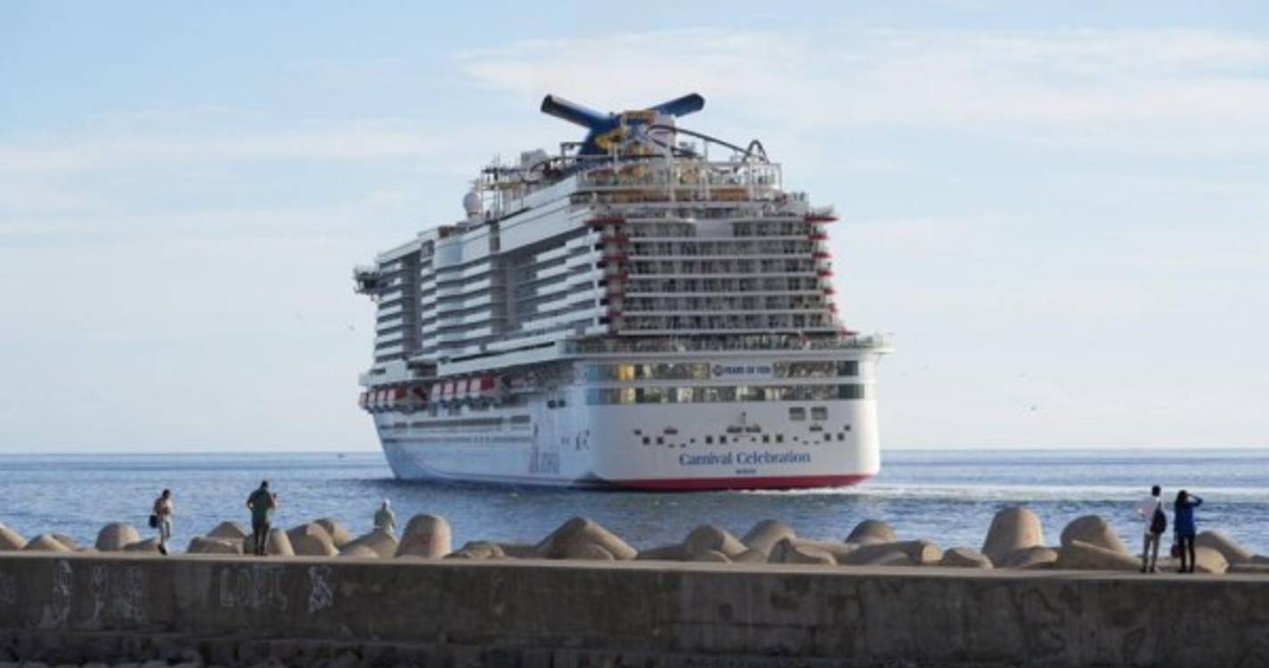 Várias dezenas de pessoas despediram-se do navio Carnival Celebration (com fotos)