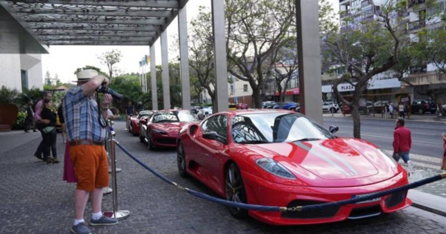 Ferraris atraem olhares no Savoy Palace