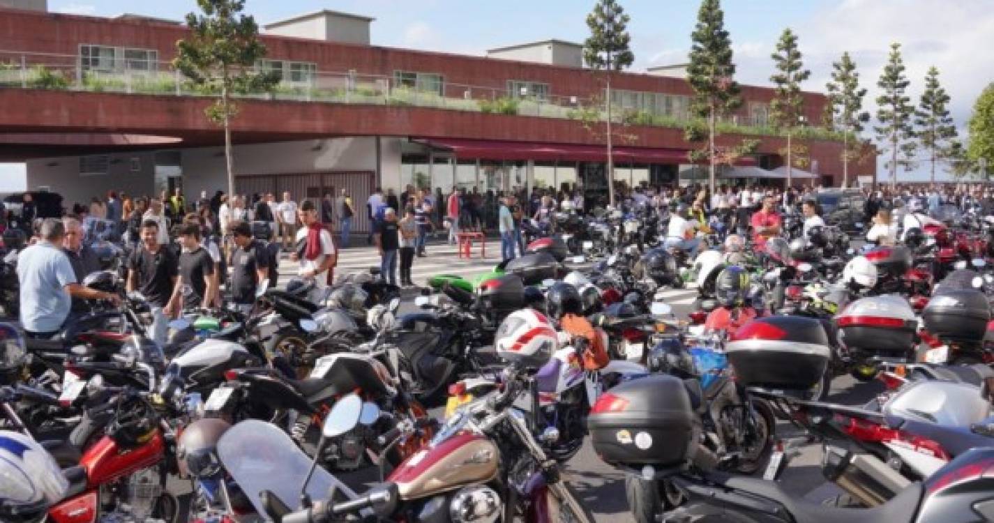 Centenas de motociclistas partem da Avenida Sá Carneiro rumo à Calheta (com fotos)