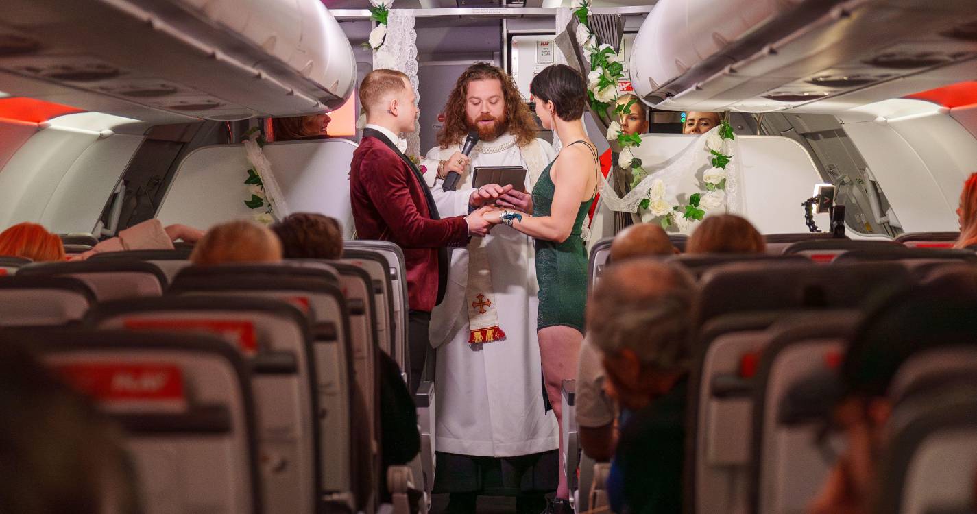 Casamento surpresa celebrado a bordo da Play Airlines
