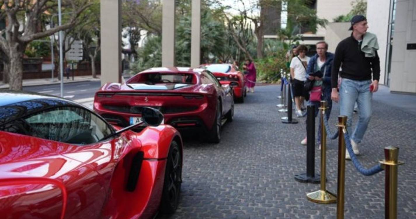 Ferraris atraem olhares no Savoy Palace