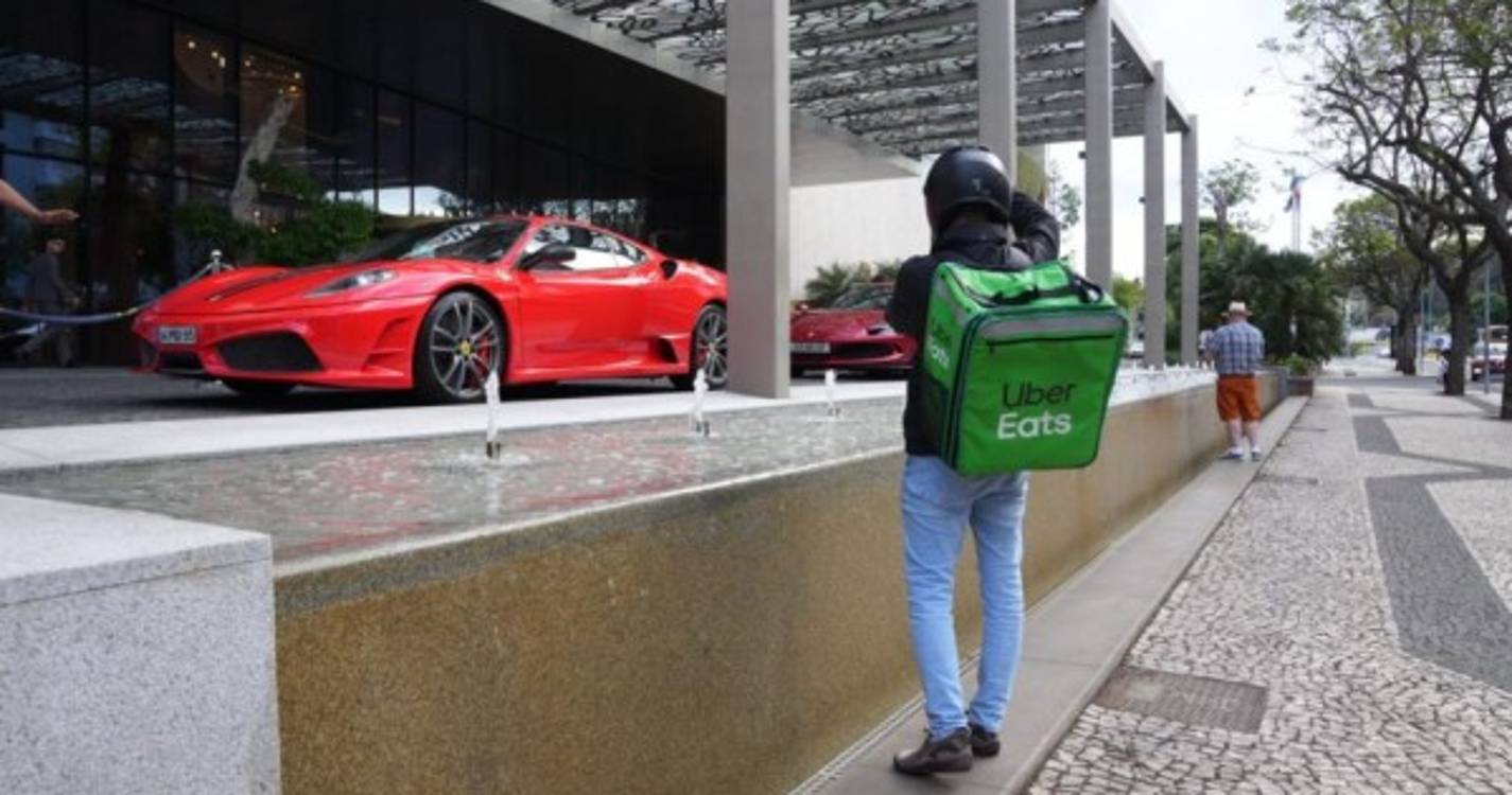 Ferraris atraem olhares no Savoy Palace