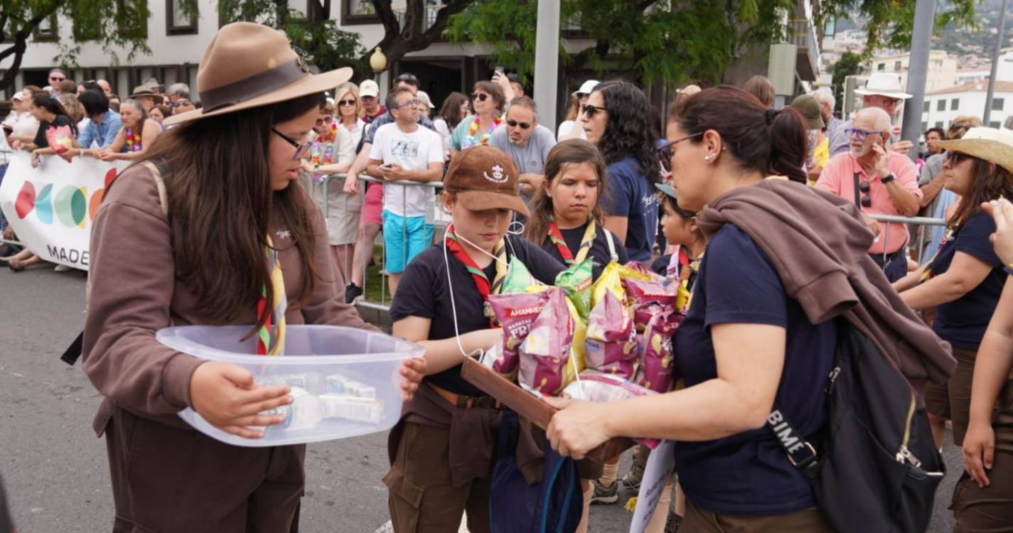 Milhares de residentes e turistas aguardam pelo Cortejo da Flor (com fotos)
