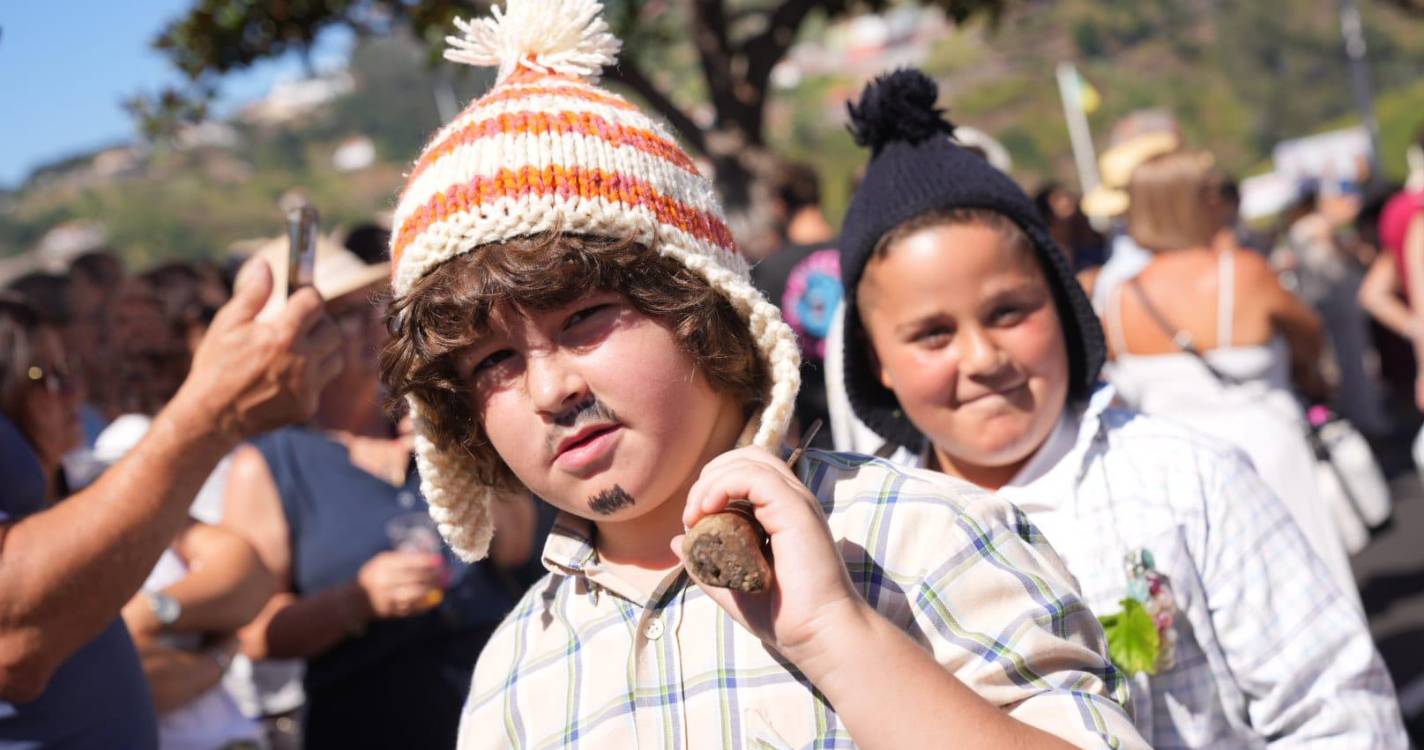 800 figurantes recriam tradição das vindimas e centenas aplaudem