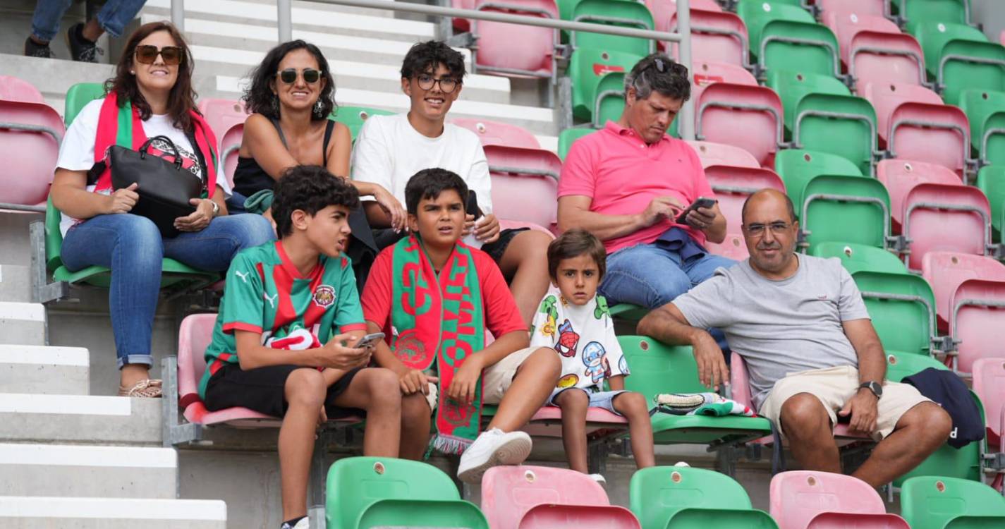 Bancadas dos Barreiros ‘pintadas’ com as cores do dérbi da Madeira (com fotos)