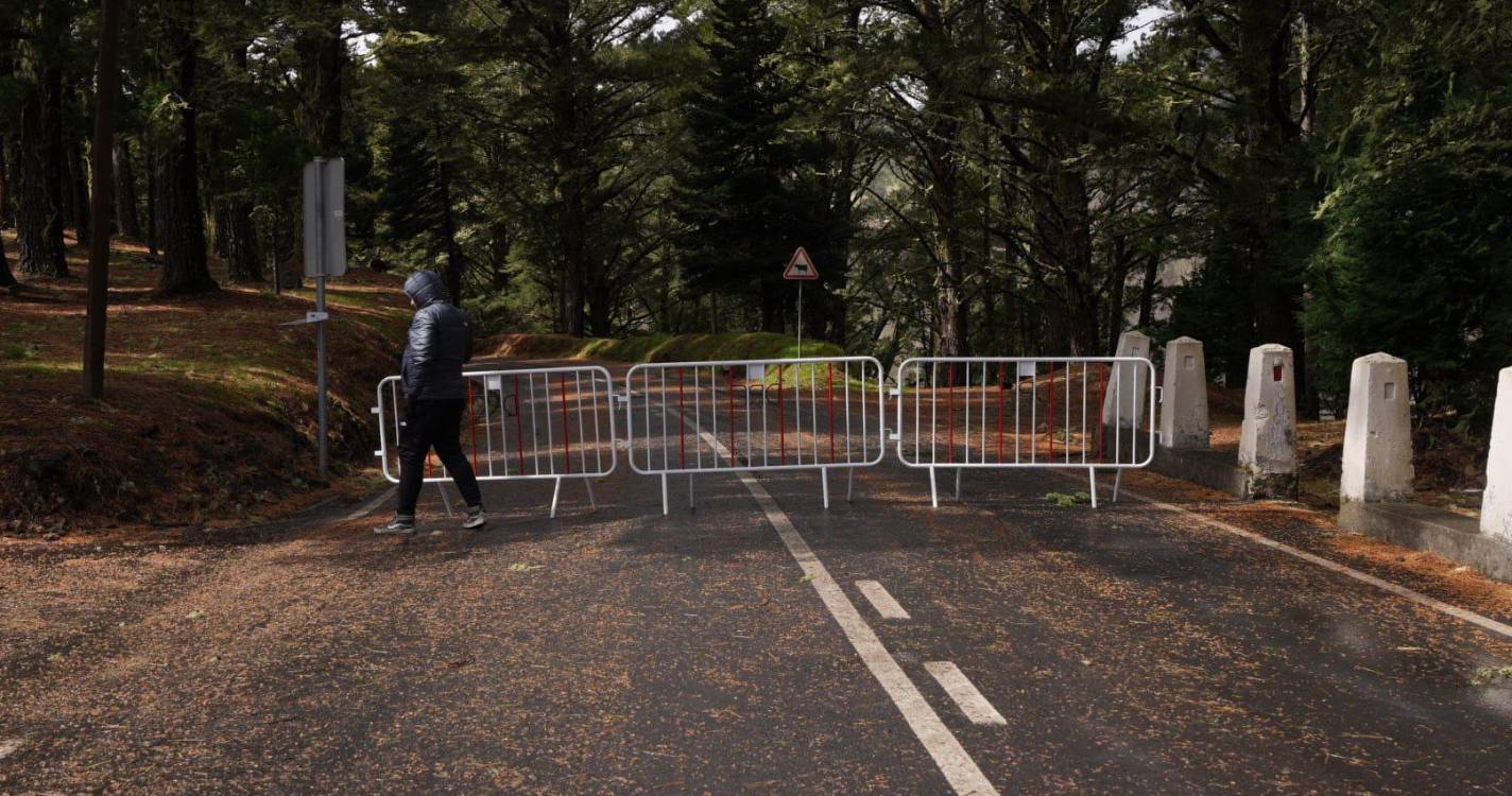 Estradas encerradas deixam curiosos a ver neve no Poiso (com fotos)