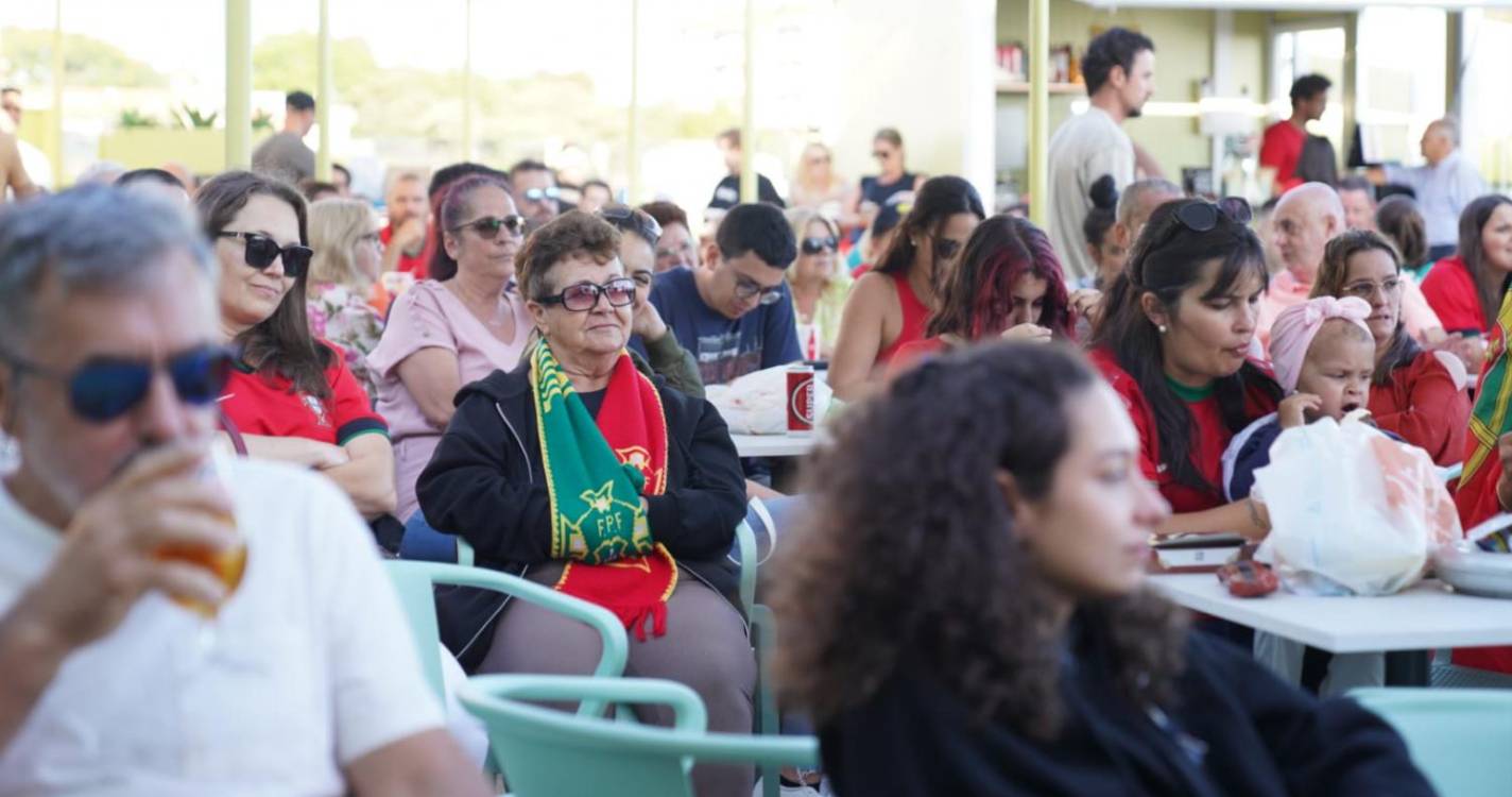 ’Fan zone’ bem composta e esperançosa (com fotos)