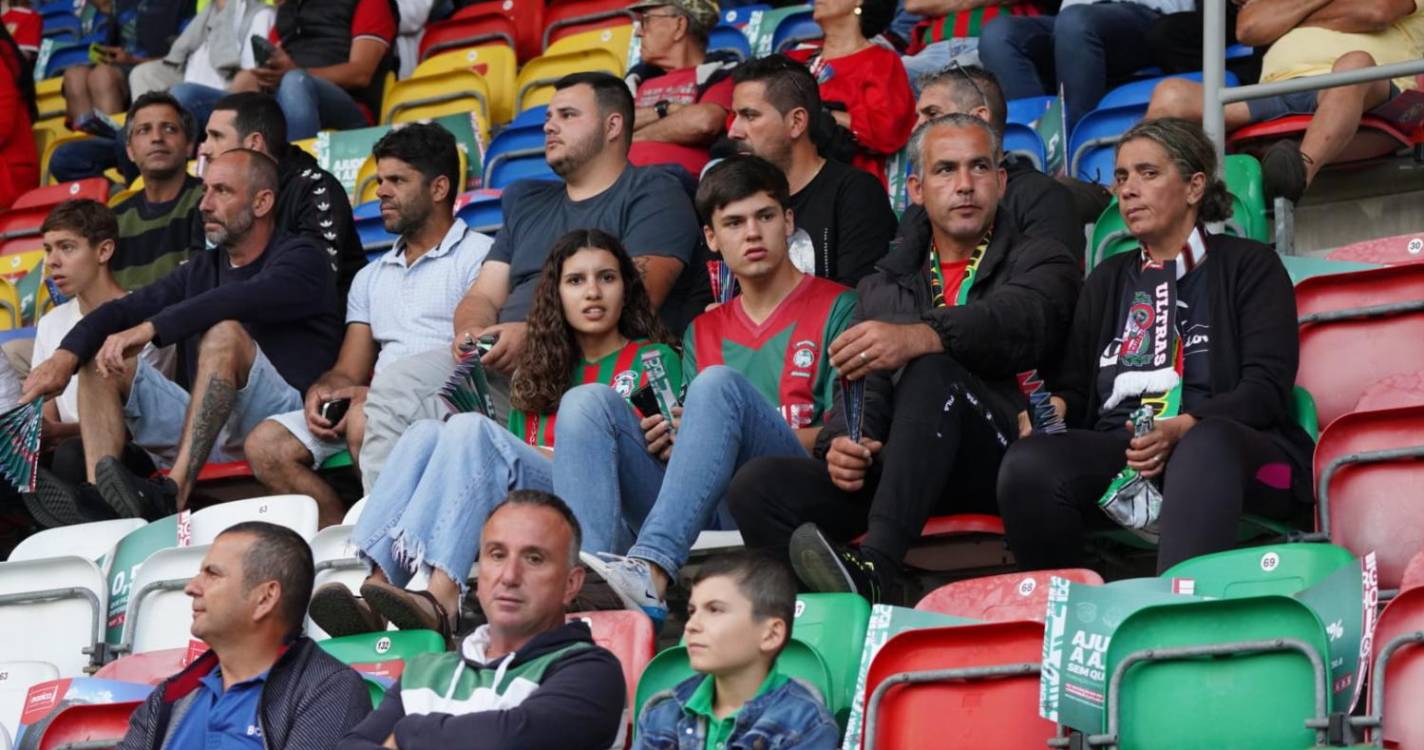 Veja quem está nos Barreiros para assistir ao Marítimo-Santa Clara (com fotos)