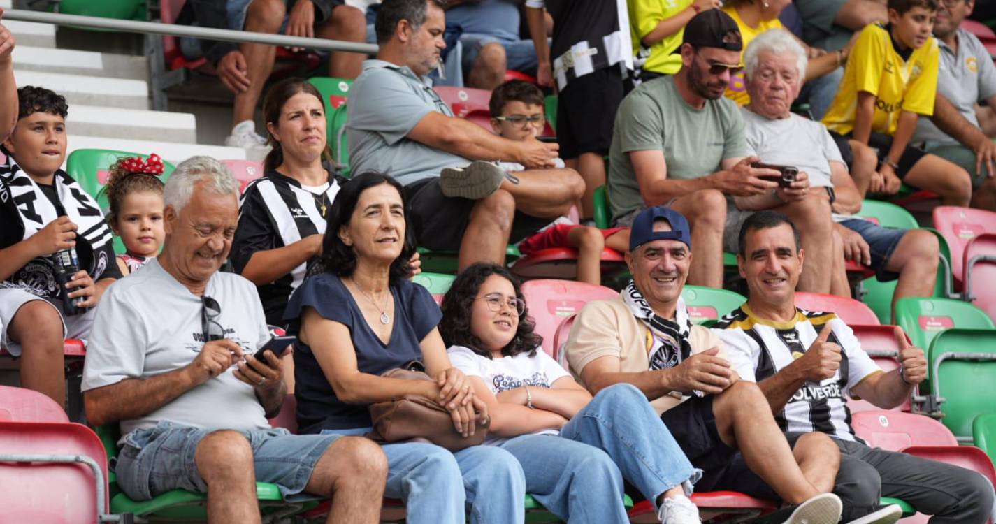 Bancadas dos Barreiros ‘pintadas’ com as cores do dérbi da Madeira (com fotos)