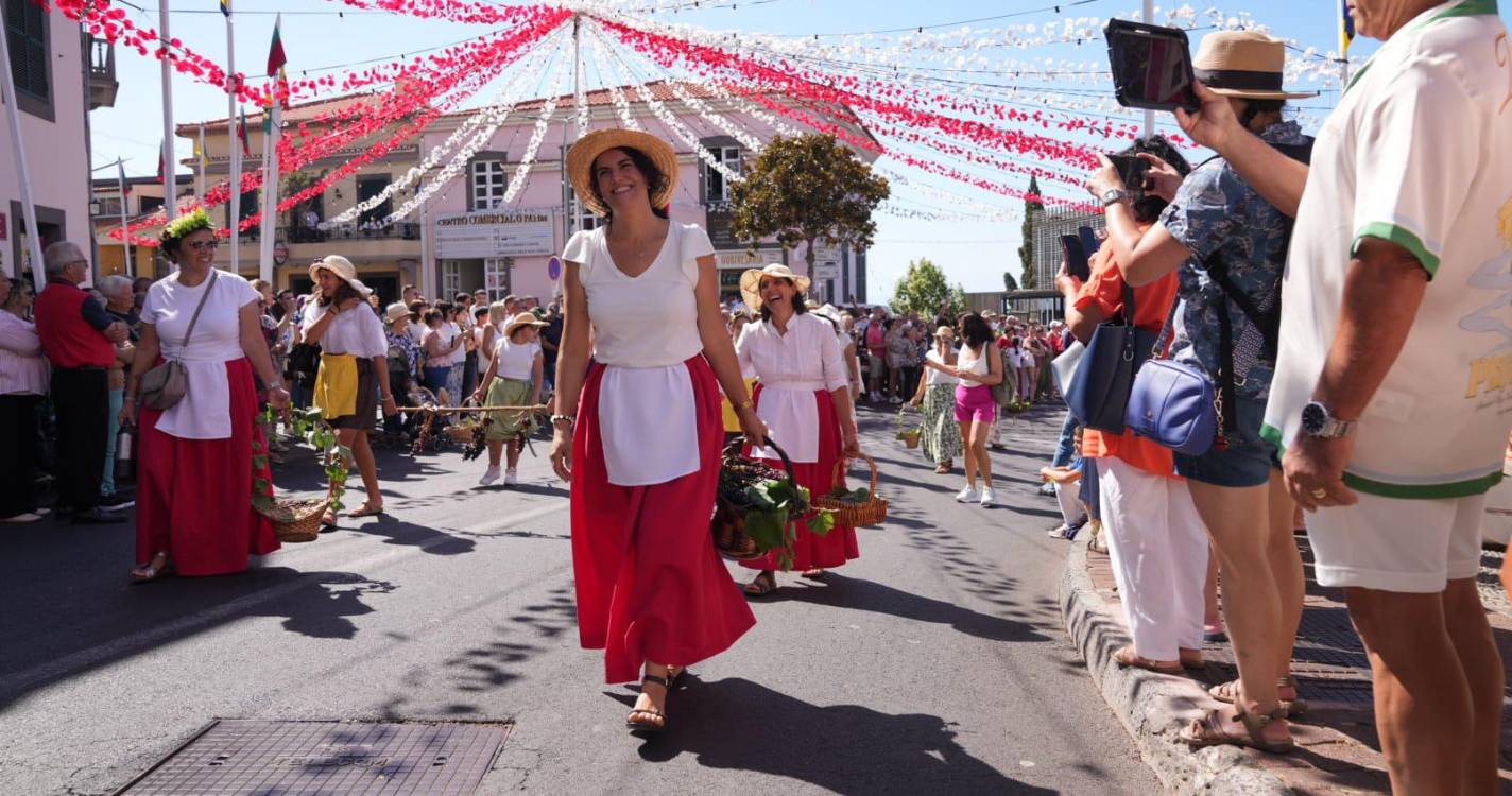 Albuquerque assiste ao cortejo da Festa das Vindimas no Estreito e até ‘bailha’ (com vídeo e fotos)