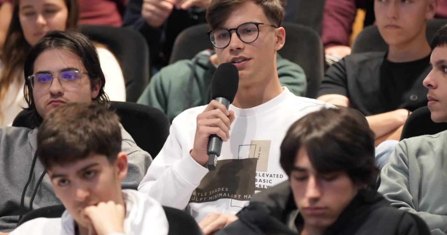 Parlamento na Comunidade: Aluno questiona cargo de representante da República