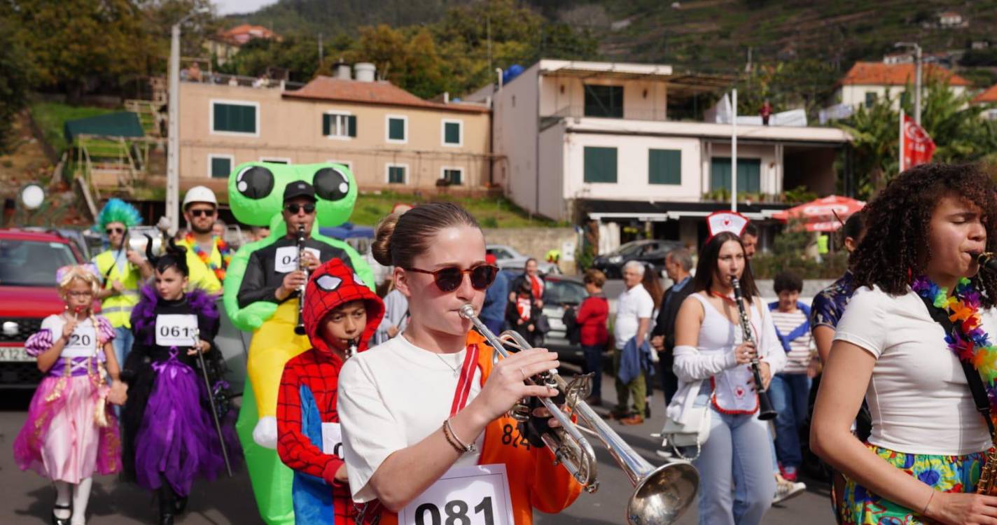 Cortejo do Campanário sai atrasado mas acelera na imaginação (com vídeo e fotos)