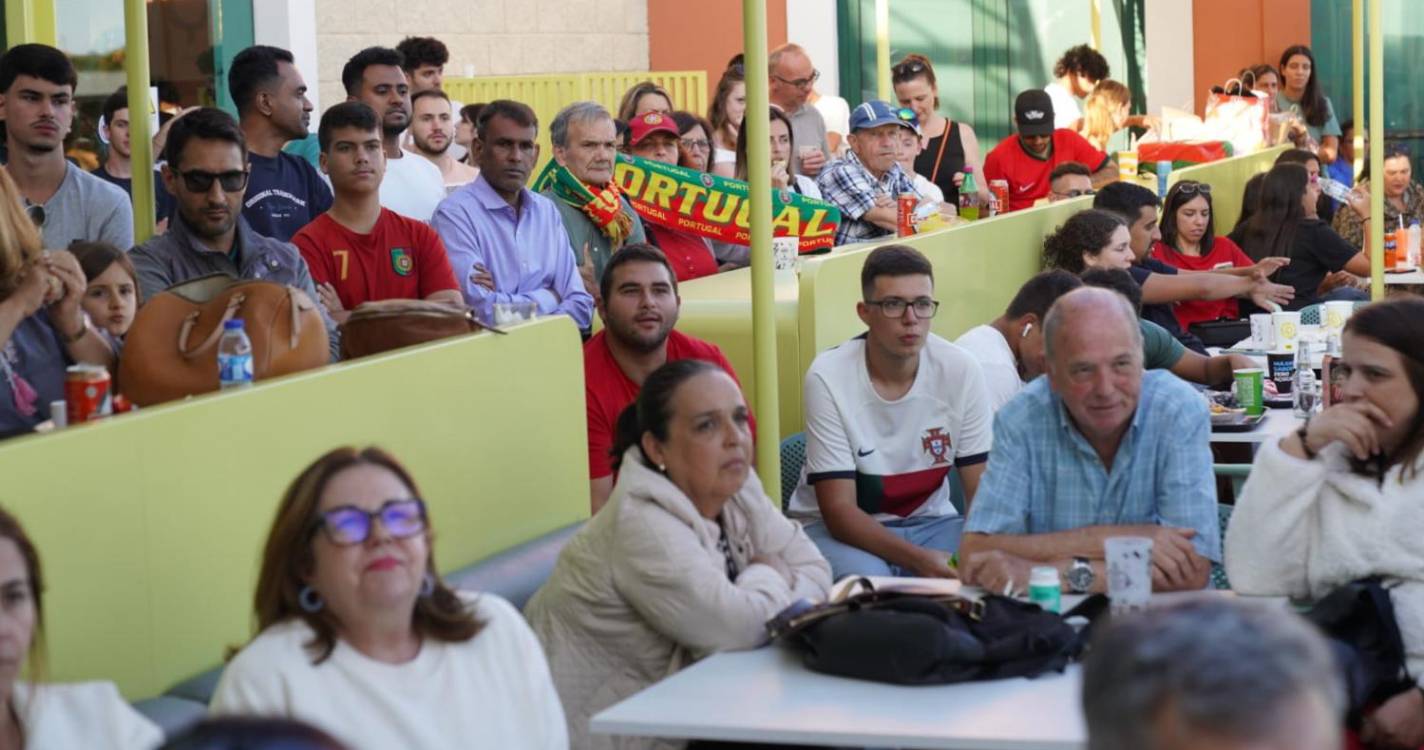 ’Fan zone’ bem composta e esperançosa (com fotos)