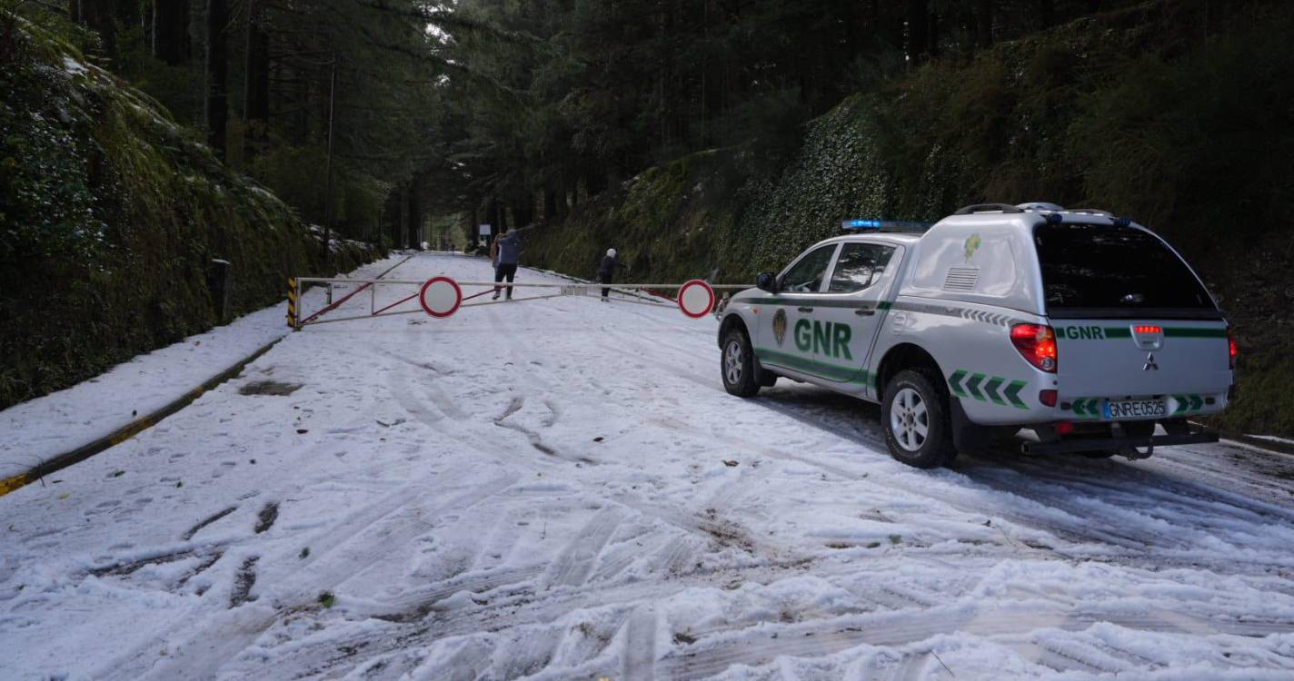 Estradas encerradas deixam curiosos a ver neve no Poiso (com fotos)
