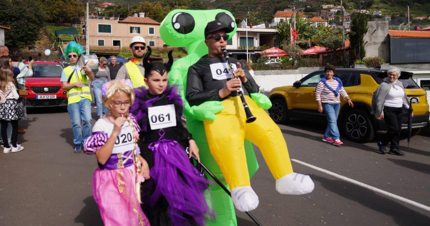 Cortejo do Campanário sai atrasado mas acelera na imaginação (com vídeo e fotos)