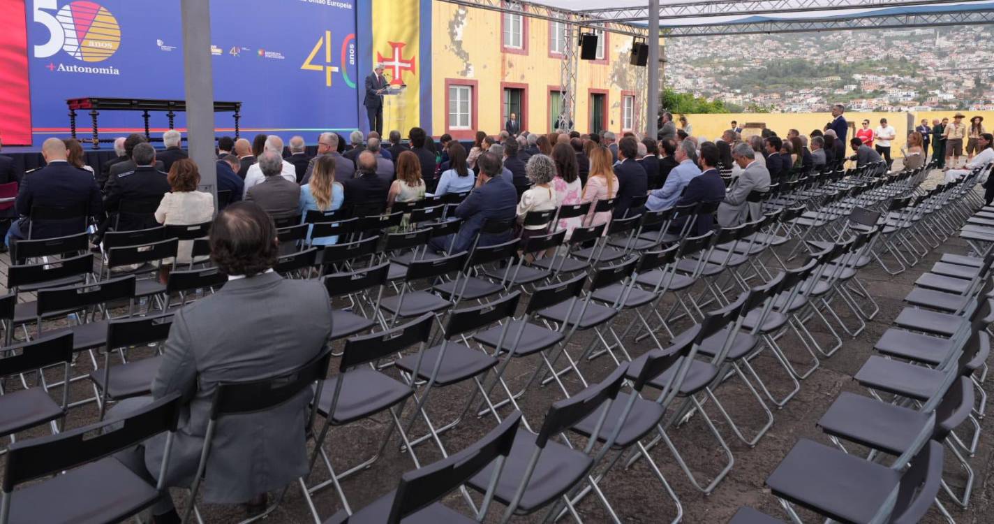 Largas dezenas de lugares vazios saltam à vista na cerimónia com o Presidente da República