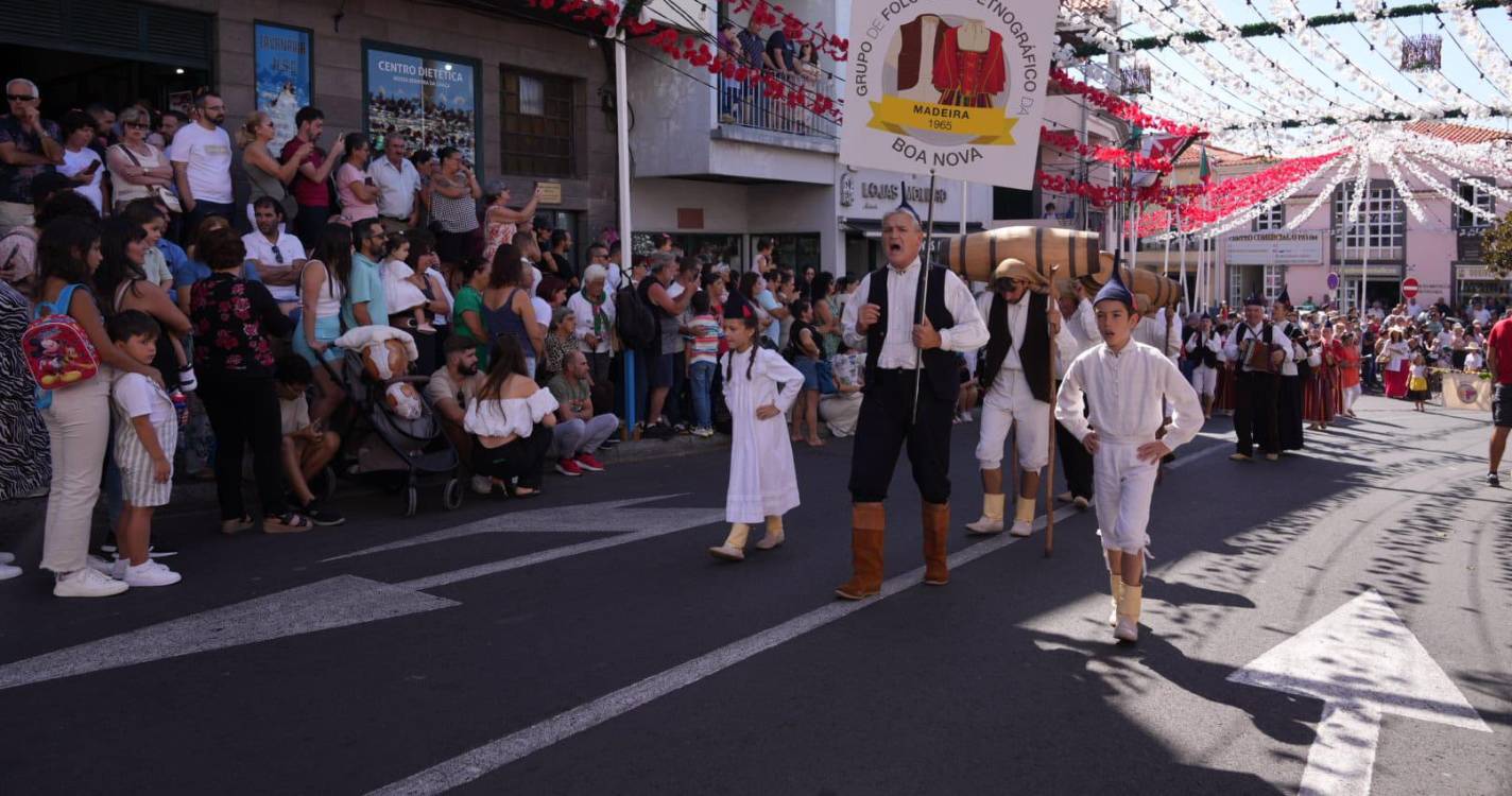 Albuquerque assiste ao cortejo da Festa das Vindimas no Estreito e até ‘bailha’ (com vídeo e fotos)