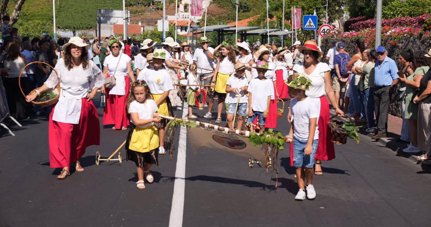 Albuquerque assiste ao cortejo da Festa das Vindimas no Estreito e até ‘bailha’ (com vídeo e fotos)
