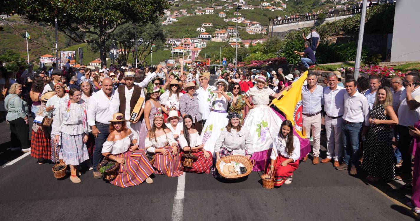 800 figurantes recriam tradição das vindimas e centenas aplaudem