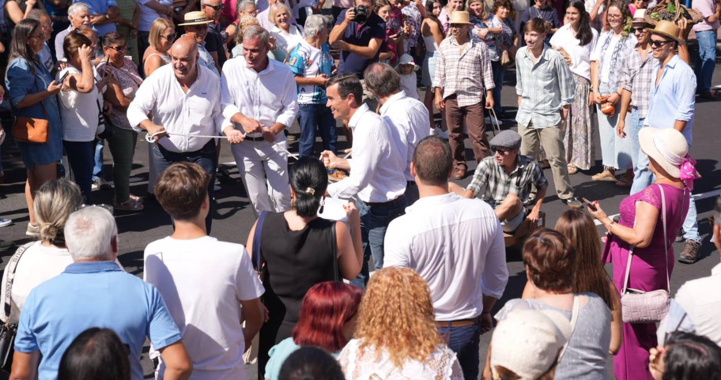 Albuquerque assiste ao cortejo da Festa das Vindimas no Estreito e até ‘bailha’ (com vídeo e fotos)