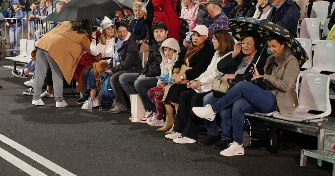 Chuva não assusta público já a postos para o Cortejo de Carnaval