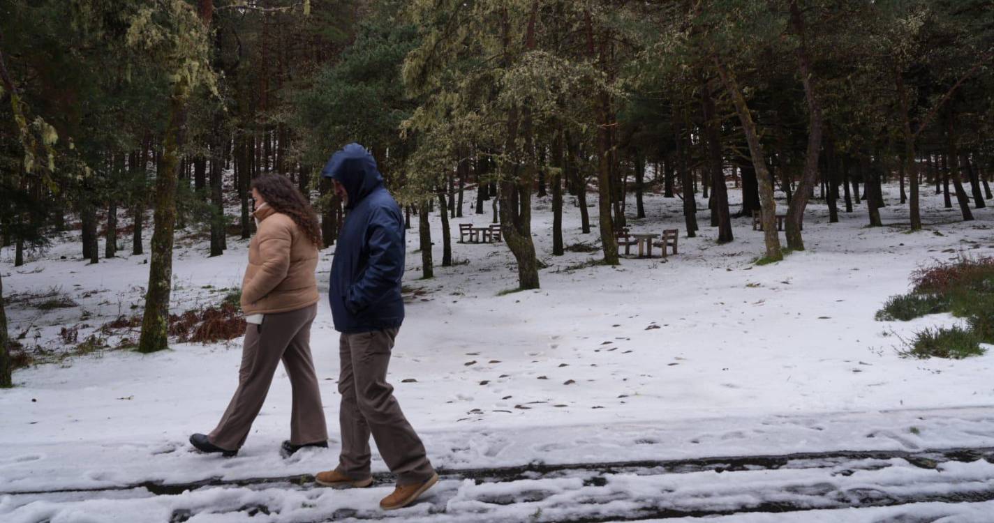 Estradas encerradas deixam curiosos a ver neve no Poiso (com fotos)