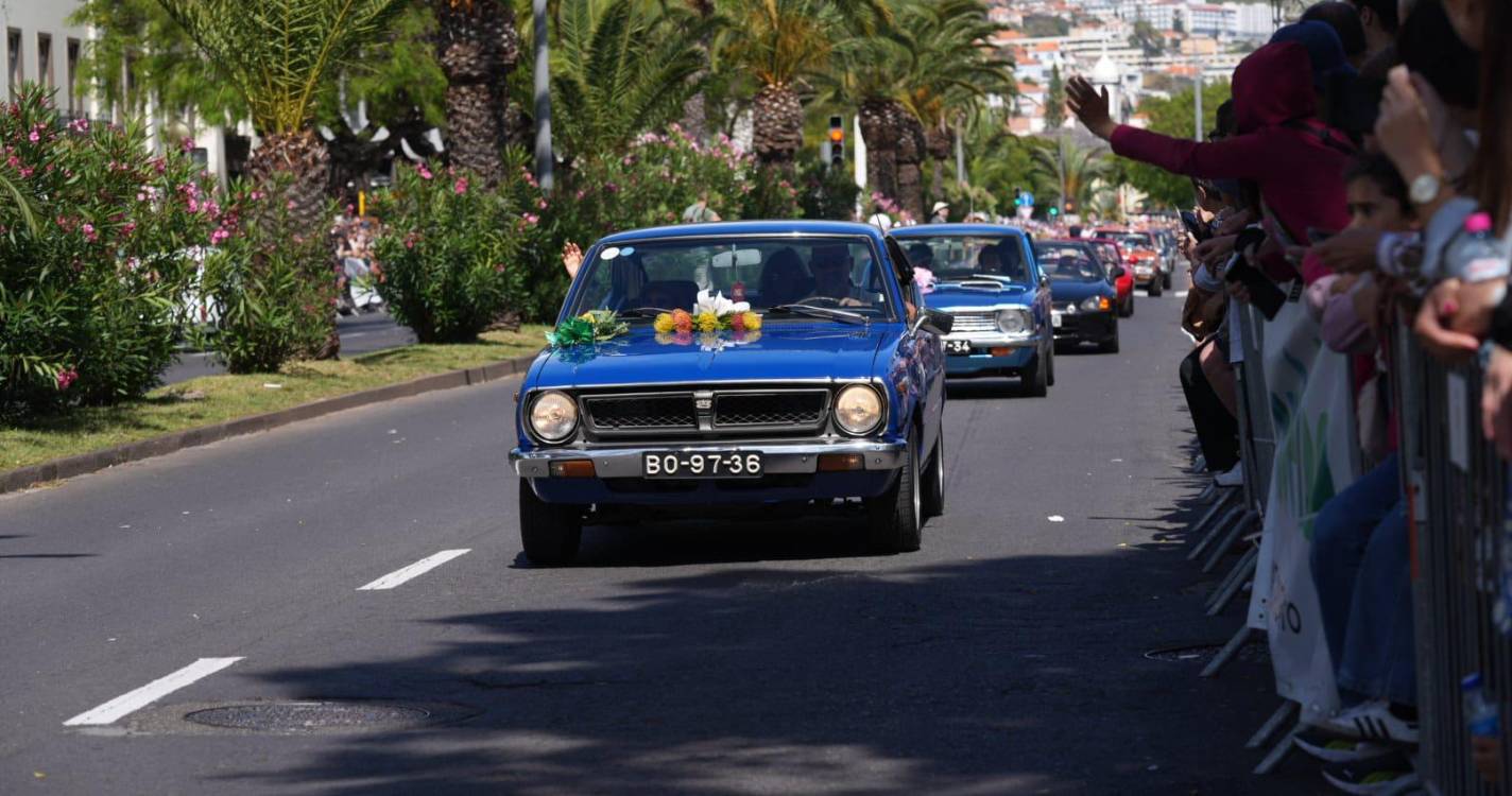 Clássicos desfilam elegância na Avenida (com fotos)