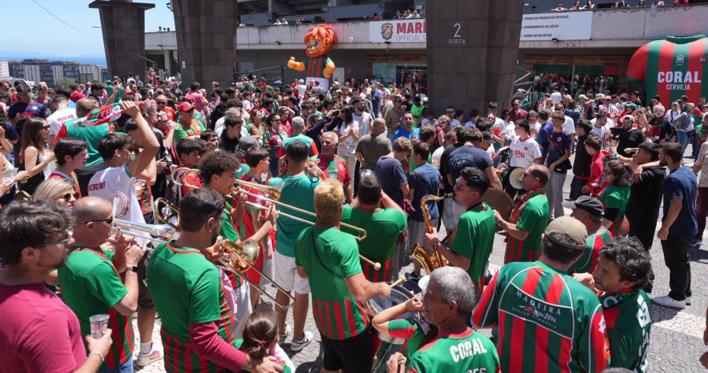 Maritimistas ao rubro antes do início do jogo festejam subida (com fotos)