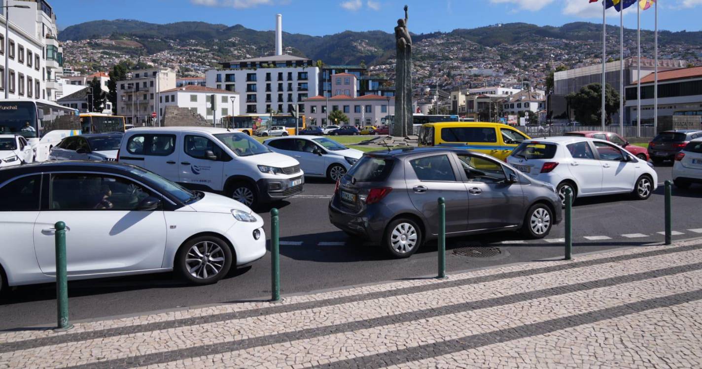 Caos na Praça da Autonomia devido a obras na Ponte do Mercado (com fotos)