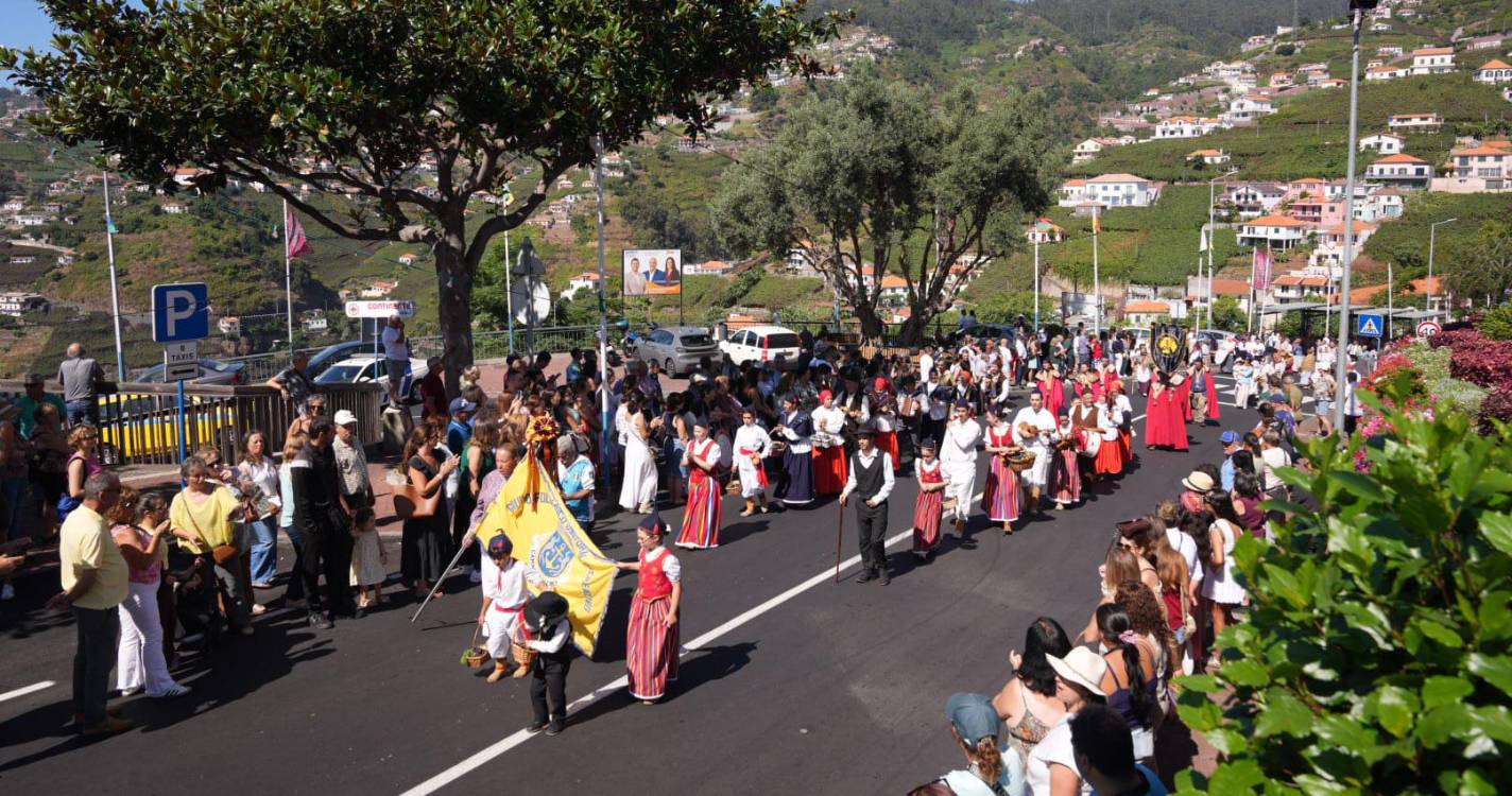Albuquerque assiste ao cortejo da Festa das Vindimas no Estreito e até ‘bailha’ (com vídeo e fotos)