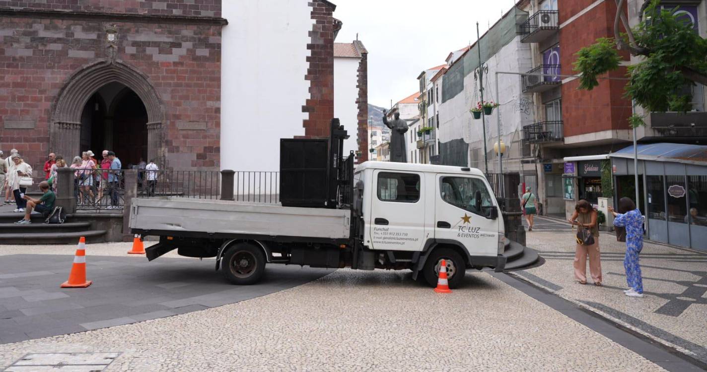 Luzes de Natal já estão a ser instaladas na cidade (com fotos)