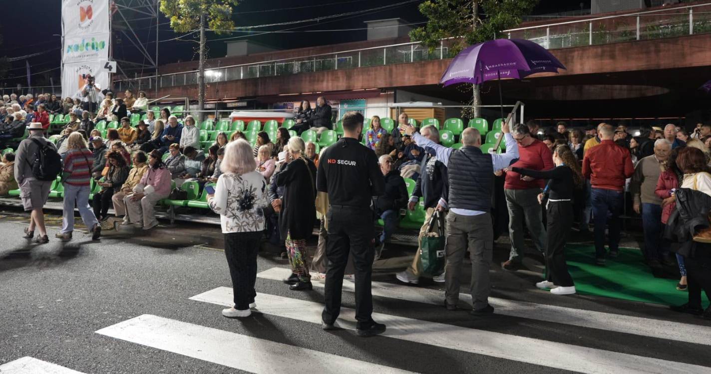 Milhares de pessoas aguardam desfile alegórico (com fotos)