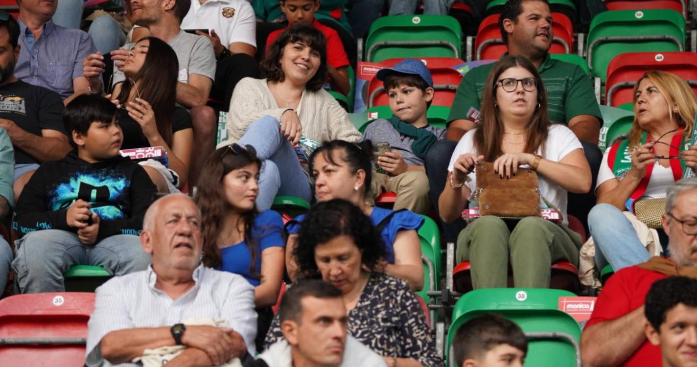 Veja quem está nos Barreiros para assistir ao Marítimo-Santa Clara (com fotos)