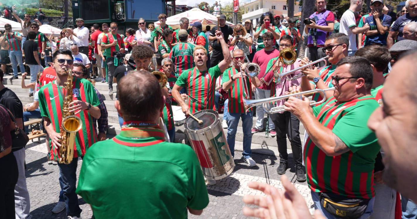 Maritimistas ao rubro antes do início do jogo festejam subida (com fotos)
