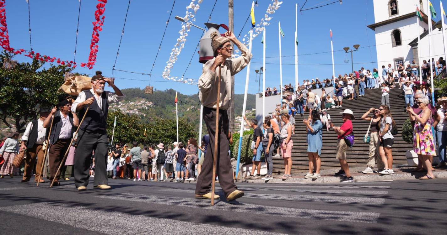 Albuquerque assiste ao cortejo da Festa das Vindimas no Estreito e até ‘bailha’ (com vídeo e fotos)
