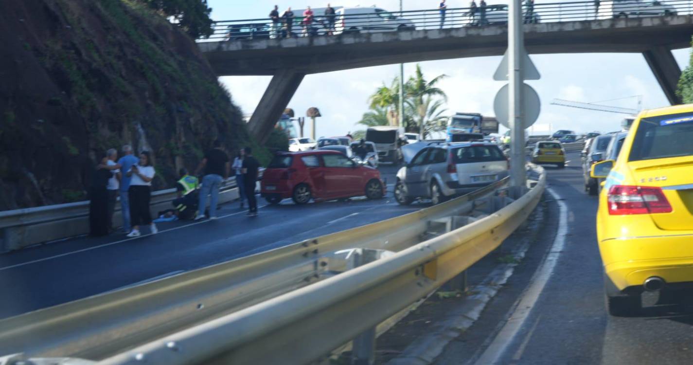 Aparatoso acidente na Via Rápida faz pelo menos um ferido