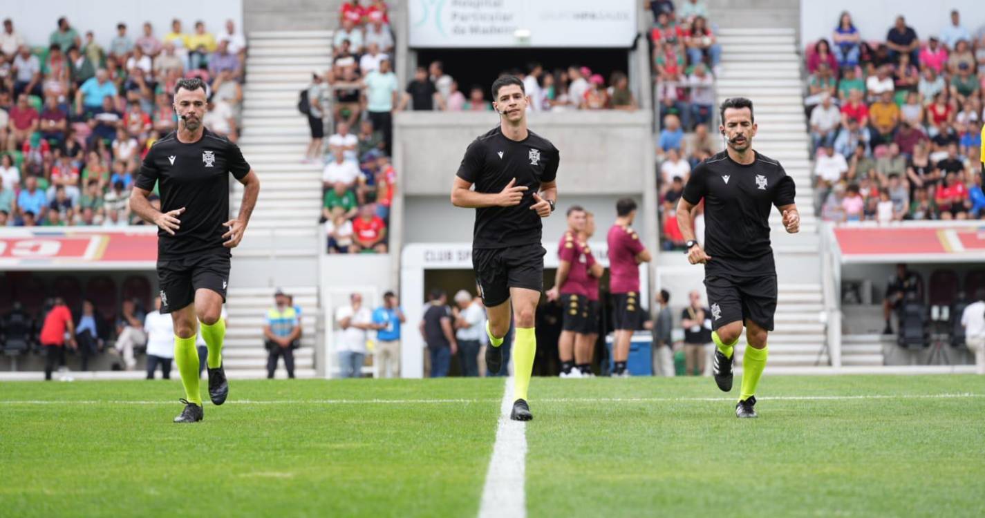 Bancadas dos Barreiros ‘pintadas’ com as cores do dérbi da Madeira (com fotos)