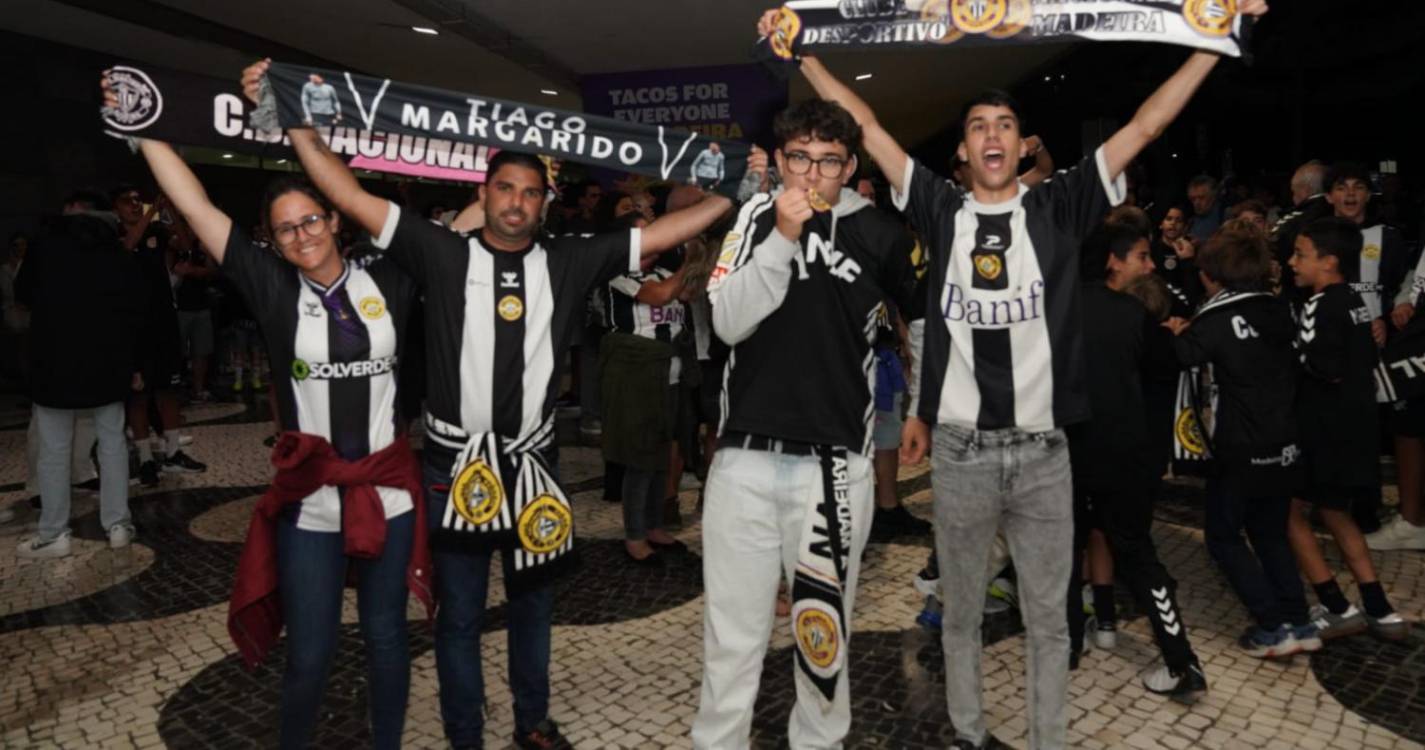 Enquanto avião não aterra adeptos fazem a festa