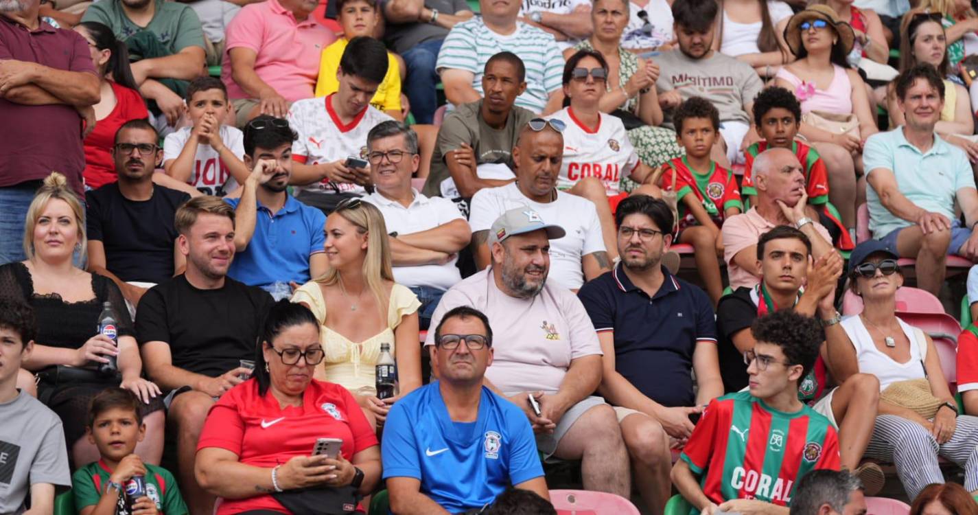 Bancadas dos Barreiros ‘pintadas’ com as cores do dérbi da Madeira (com fotos)