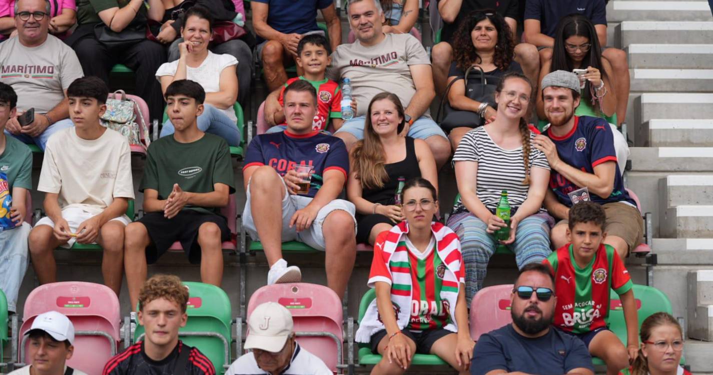 Bancadas dos Barreiros ‘pintadas’ com as cores do dérbi da Madeira (com fotos)