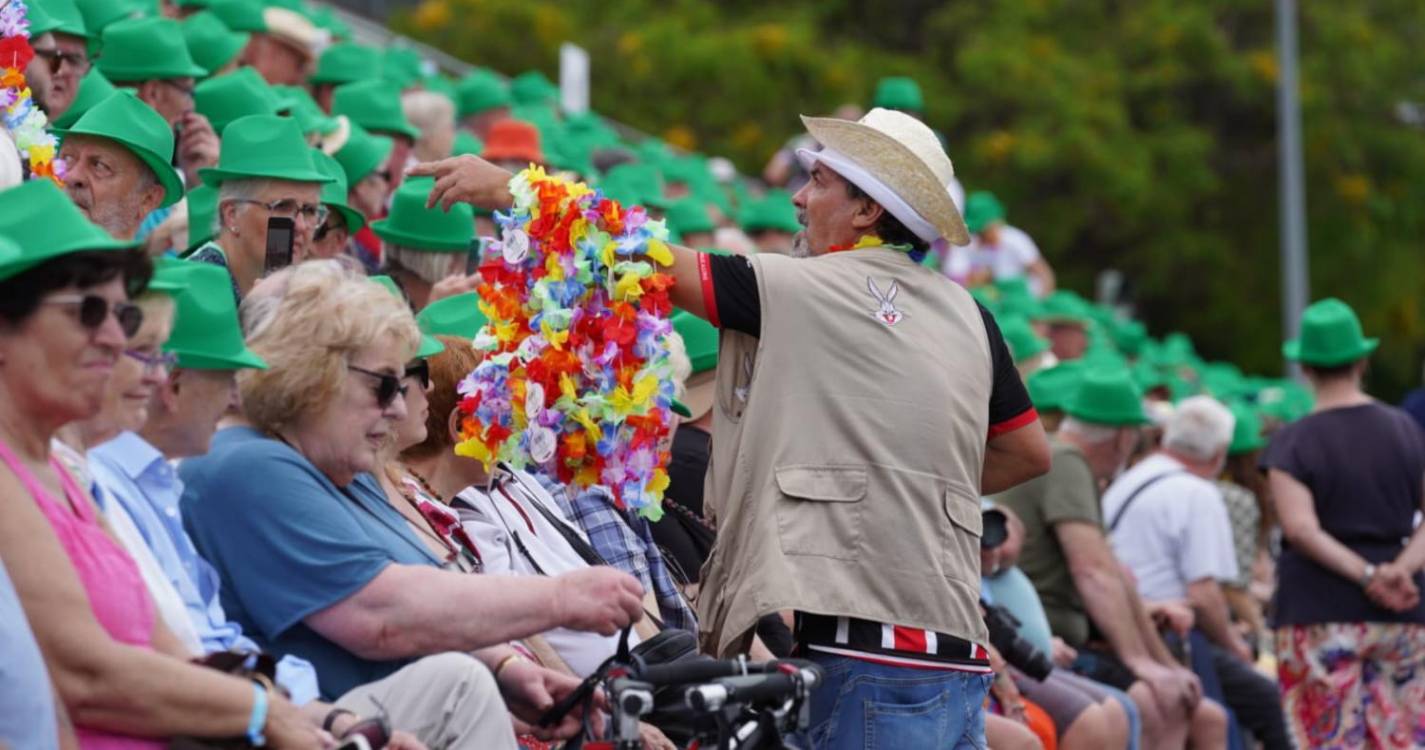 Milhares de residentes e turistas aguardam pelo Cortejo da Flor (com fotos)