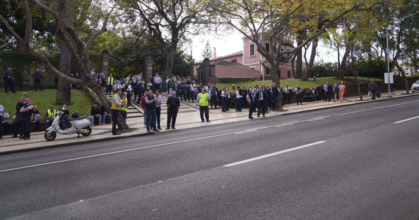 “Maior paralisação de sempre” não cede e vai às 14h30 tentar falar com Pedro Fino (com fotos)